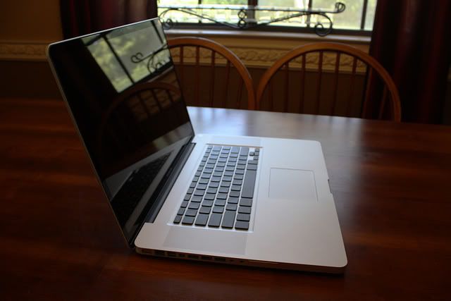 MacBook Pro 15.4 MC721 Quad Core i7 2.0Ghz ship US mới 99% long lanh,