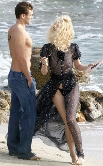 Claudia Schiffer Topless en la Playa