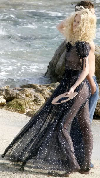 Claudia Schiffer Topless en la Playa