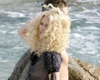 Claudia Schiffer Topless en la Playa