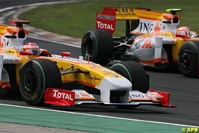A Alonsos Renault with the near wheel rim clearly out of position compared with the other Renault of Nelson Piquet passing.