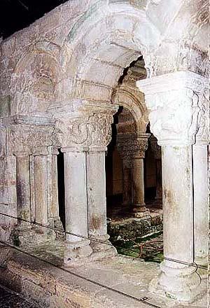 Arcos y columnas románicas